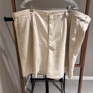 Windham Pointe Men’s Shorts waist size 50 with 8 inch inseam. Pleated. EUC.